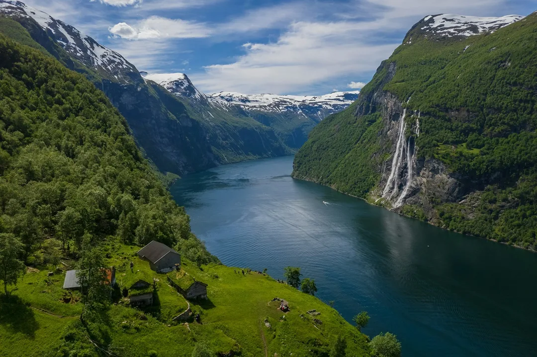 Cascade printanière au-dessus d'un fjord norvégien en avril