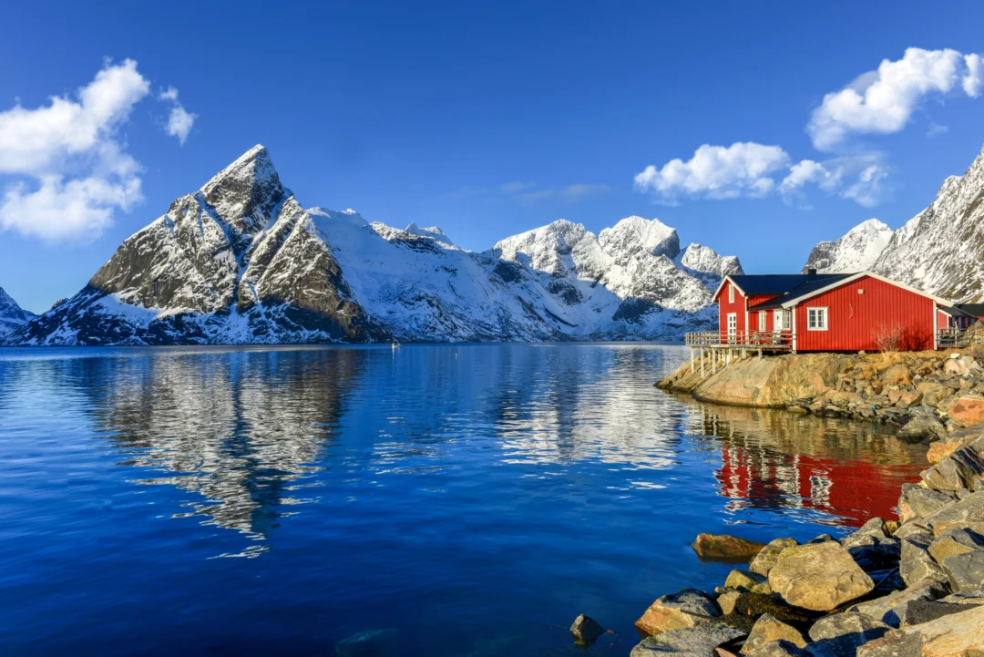 Vue panoramique sur les îles Lofoten avec rorbuer rouges et montagnes enneigées 