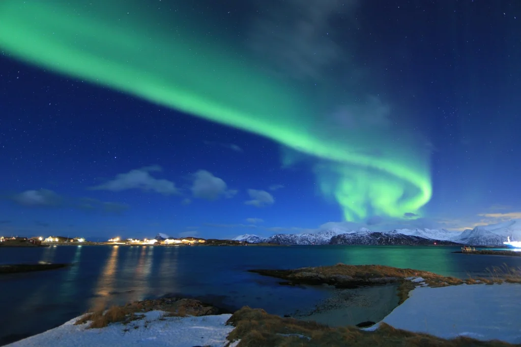 Aurores boréales vertes au-dessus de Tromsø en hiver, Norvège